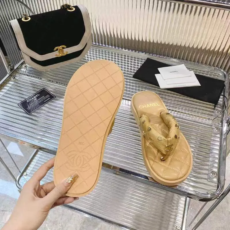 👟👟Ex-factory price 460👟👟 CHANEL 2022SS C Jia Xiaoxiang new summer bread slippers flip-flops flip-flops beach sandals original 7100 purchase development production Xiaoxiang 2023 summer hot style bread slippers irresistibly cute! The color of macarons and ice cream combined with the chubby figure is like stepping on bread or clouds ☁️Super strong wrapping feeling!  Fabric: Original customized super soft sheepskin Lining: Original customized super soft sheepskin Sole: Exclusive molded ultra-light foam outsole Sole thickness: 2CM Size: 35-40